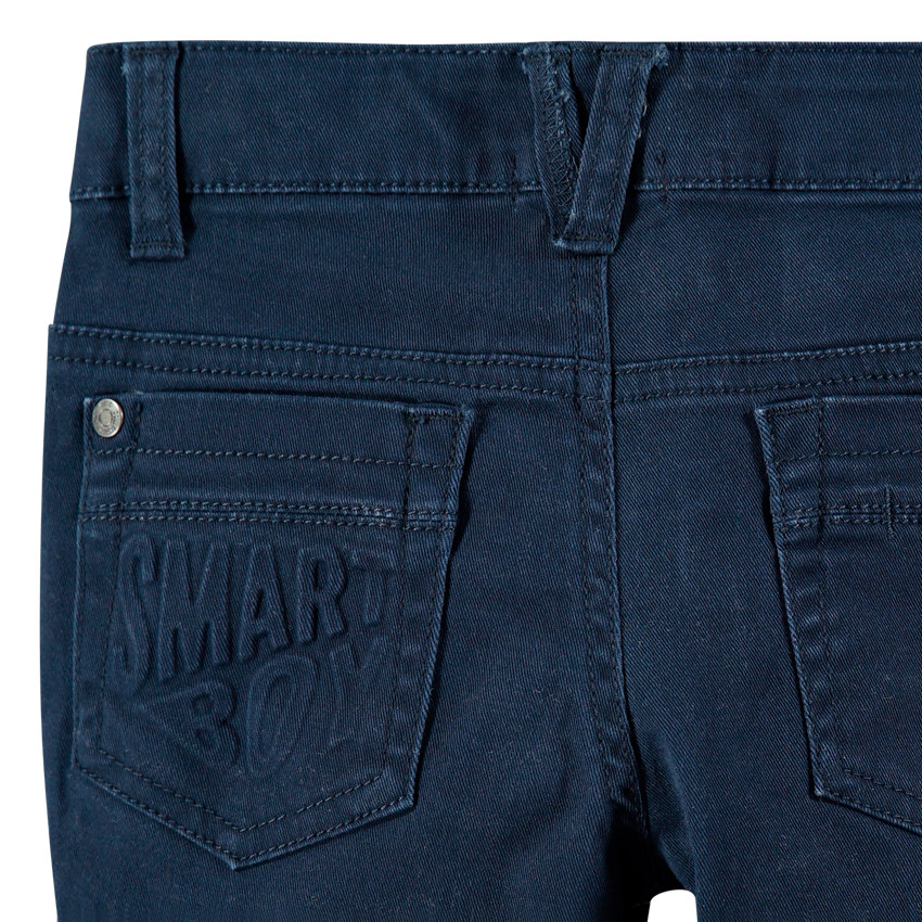 Pantalón de sarga sobreteñida con bolsillo de fantasía en la parte trasera 