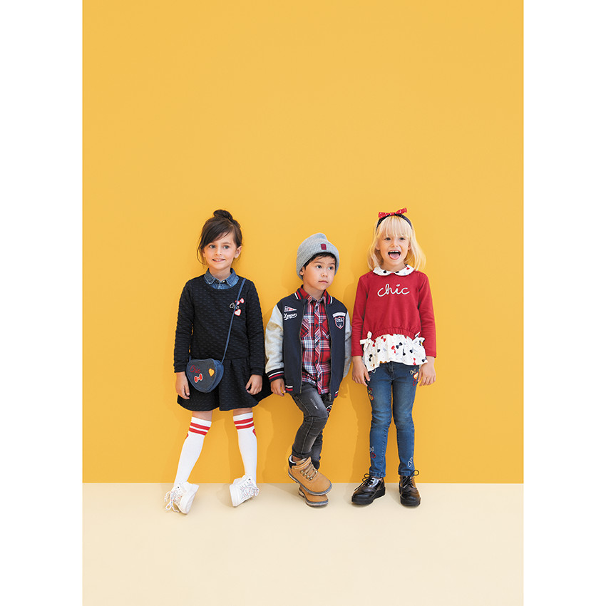 Vaqueros con efecto desgastado y cinturón con lunares desmontable 