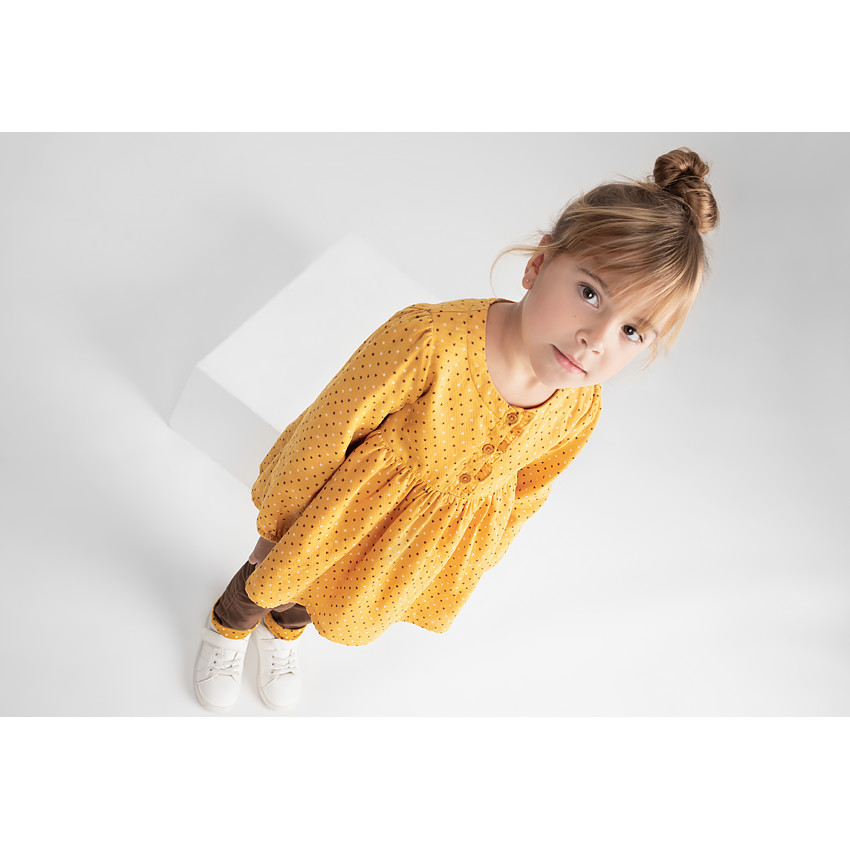 Túnica de manga larga color mostaza con lunares estampados all-over 