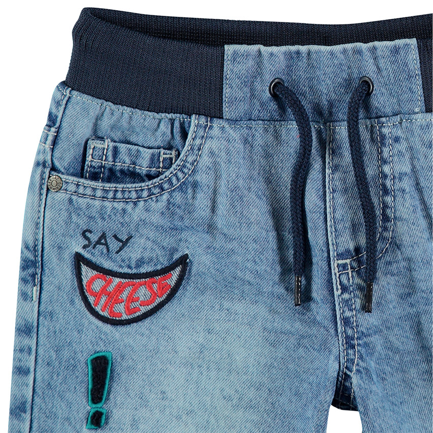 Bermudas vaqueras con efecto desgastado y cintura elástica con parches cosidos 