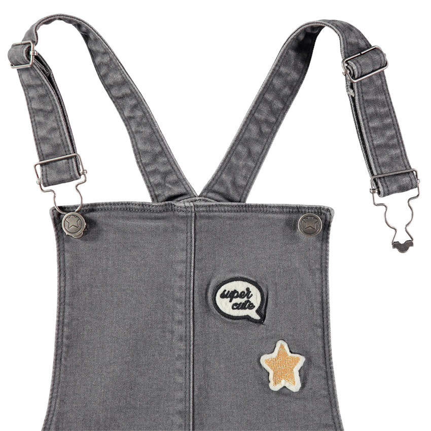 Júnior - Vestido vaquero con efecto desgastado con parches y bandas plateadas  Additional Júnior - Vestido vaquero con efecto desgastado con parches y bandas plateadas
