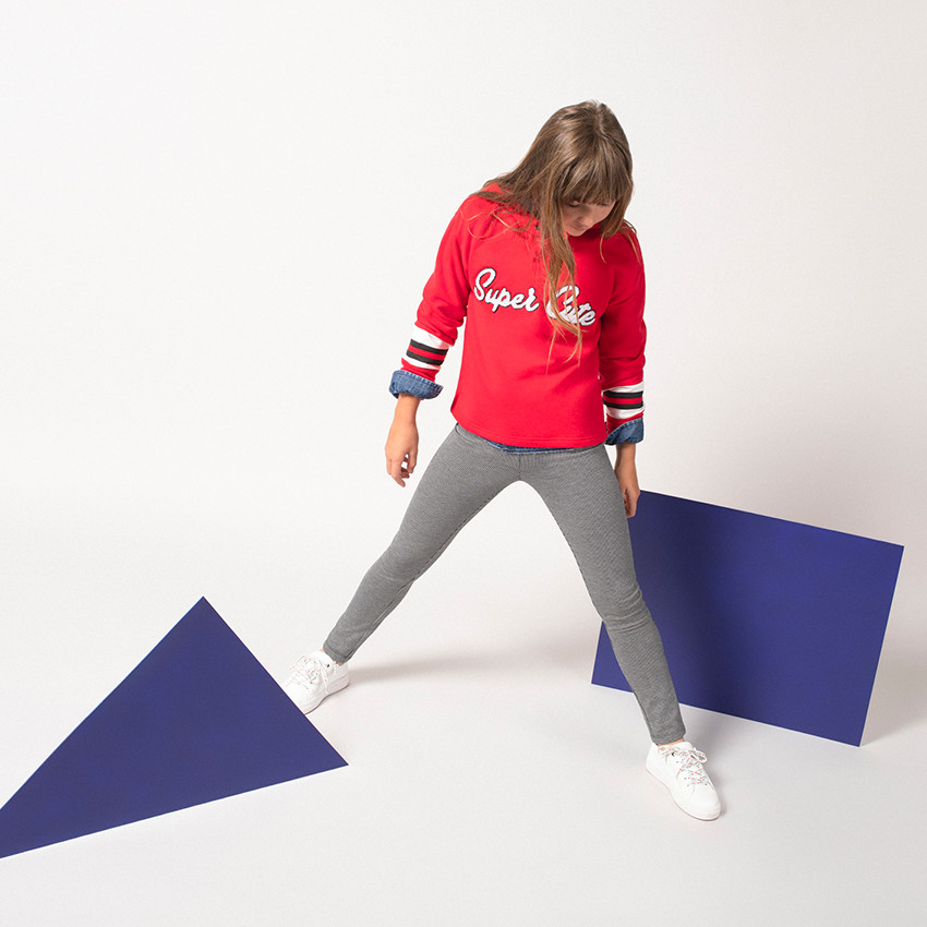 Júnior - Sudadera roja con capucha e inscripción de rizo  Additional Júnior - Sudadera roja con capucha e inscripción de rizo