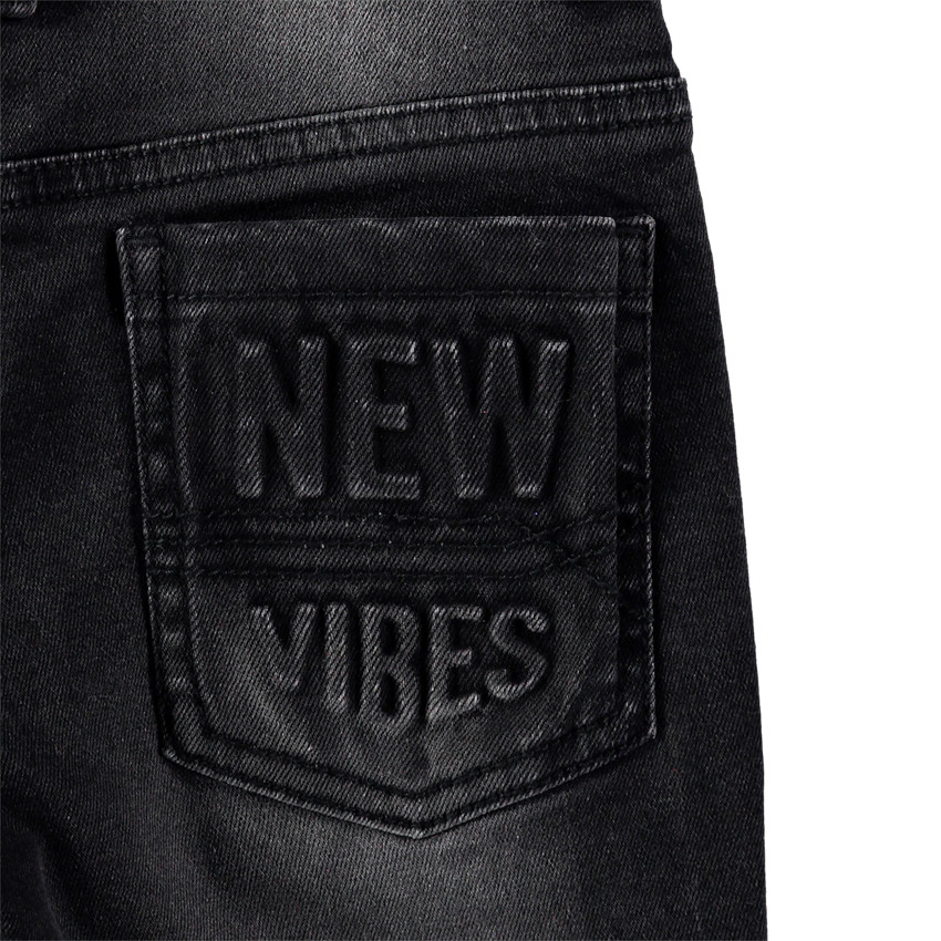 Júnior - Vaqueros usados con efecto desgastado y arrugado con inscripción de relieve en la espalda 