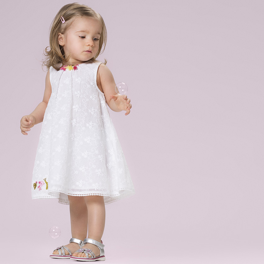 Vestido sin mangas de encaje con bordados y pompones  