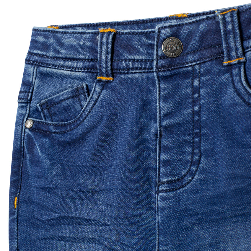 Vaquero efecto usado con bordados contrastados  