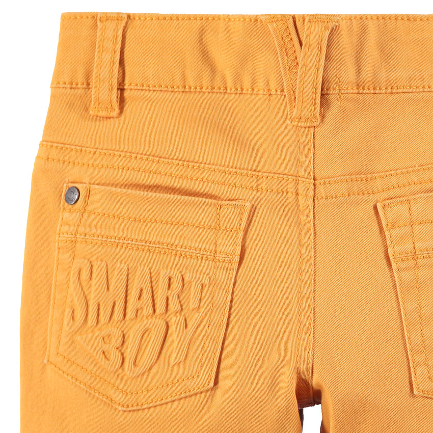 Pantalón de sarga sobreteñida con bolsillo de fantasía en la parte trasera 