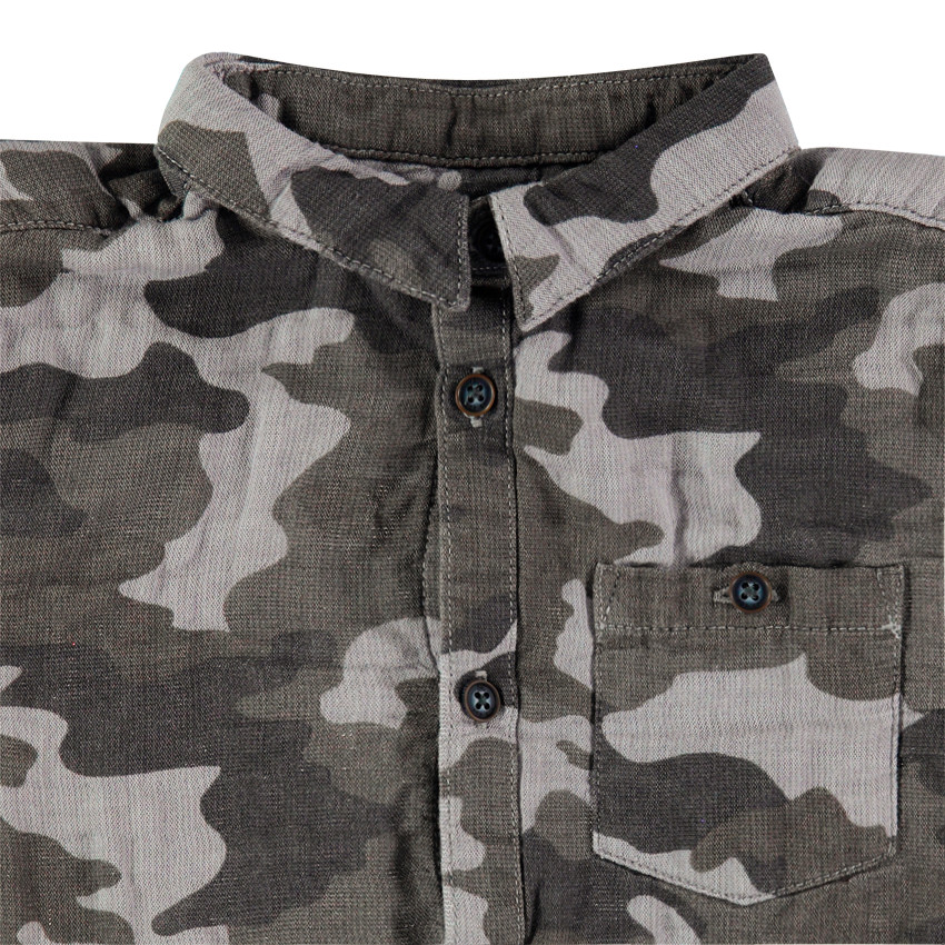 Camisa de manga larga con estampado militar y bolsillo 