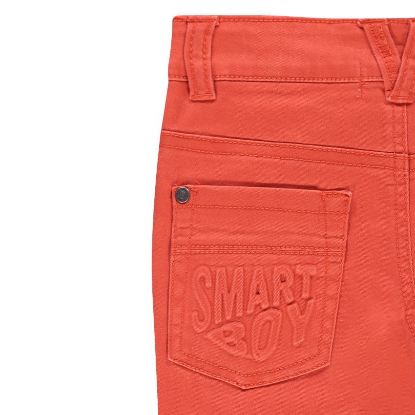 Pantalón con efecto arrugado y bolsillos con inscripción de relieve 