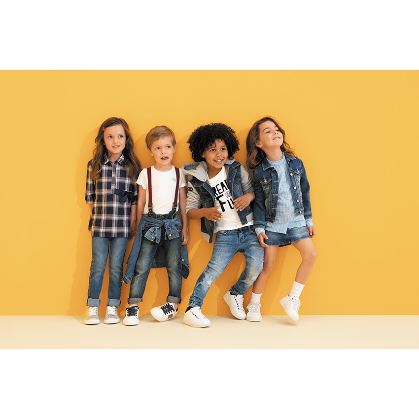 Vaqueros efecto desgastado con tirantes elásticos en los hombros 