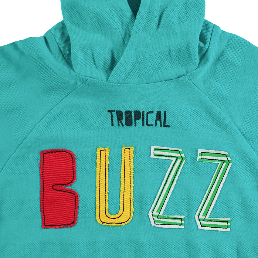 Camiseta de manga larga con capucha e inscripción bordada y bolsillo 