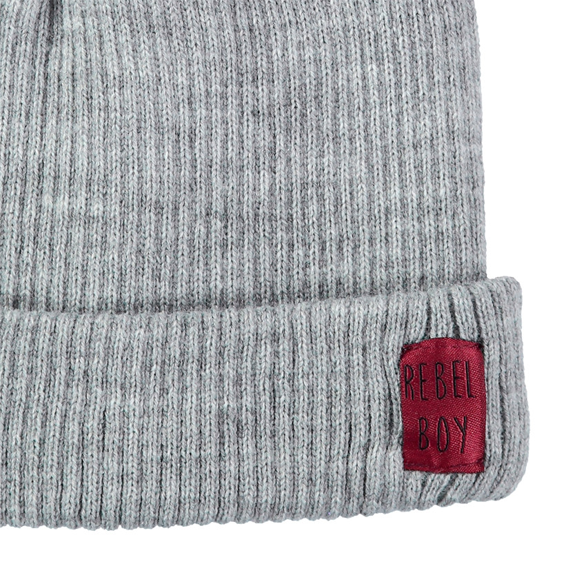 Gorro de punto con acanalado con etiqueta tejida 