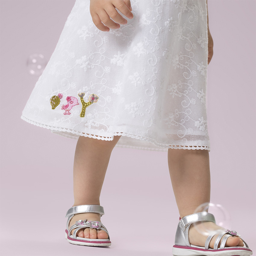 Vestido sin mangas de encaje con bordados y pompones  