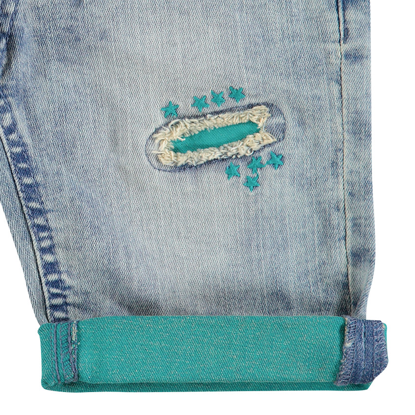 Bermudas vaqueras con efecto desgastado y dobladilloos que contrastan 