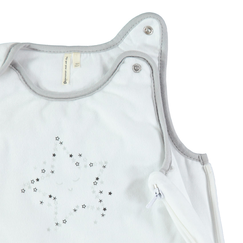 Saco de dormir sin manga de terciopelo con estampados estrellas. 
