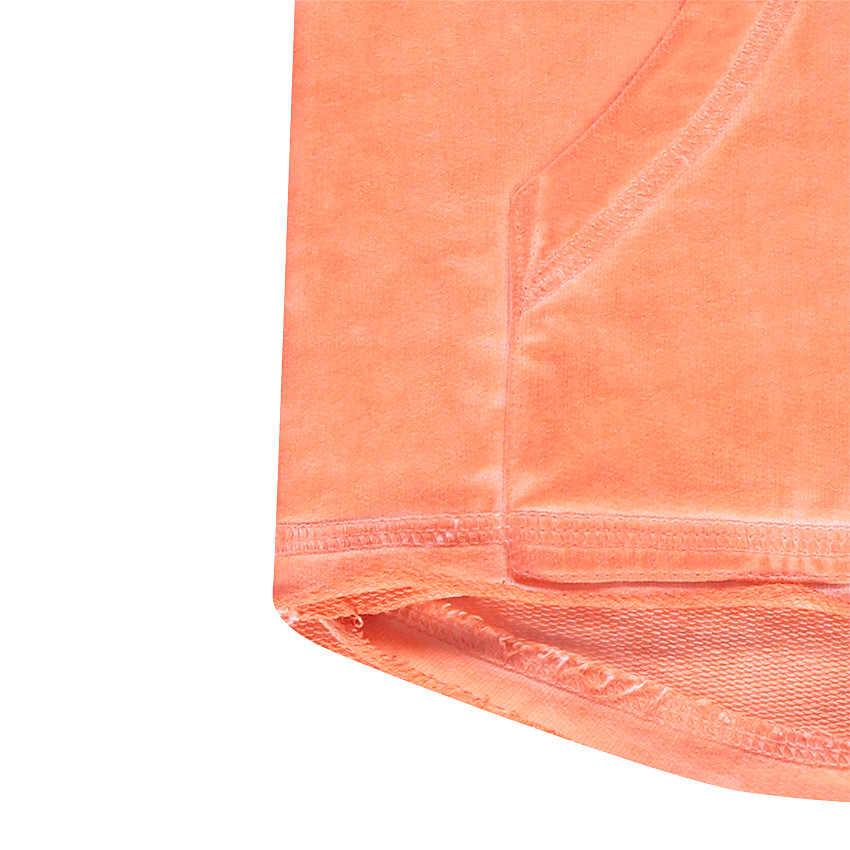 Sudadera con capucha de felpa teñida con parche cosido y forma de escudo 
