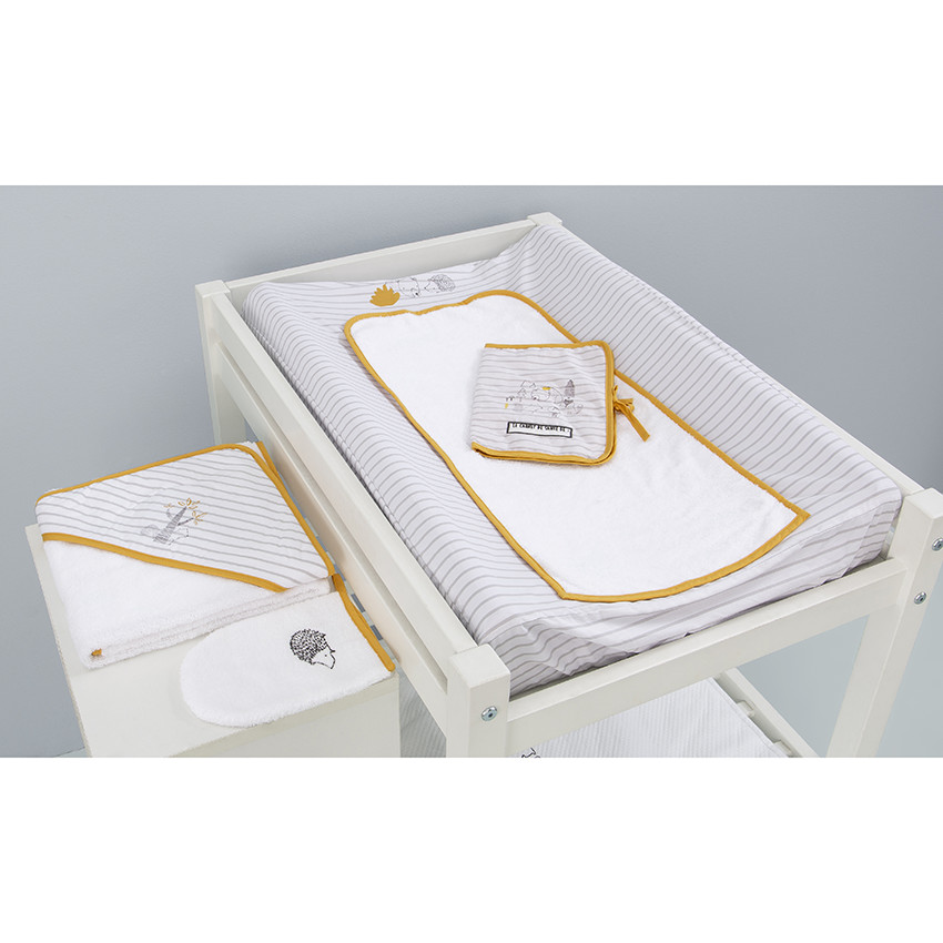 Conjunto de baño con capa con capucha  y guante estampado 