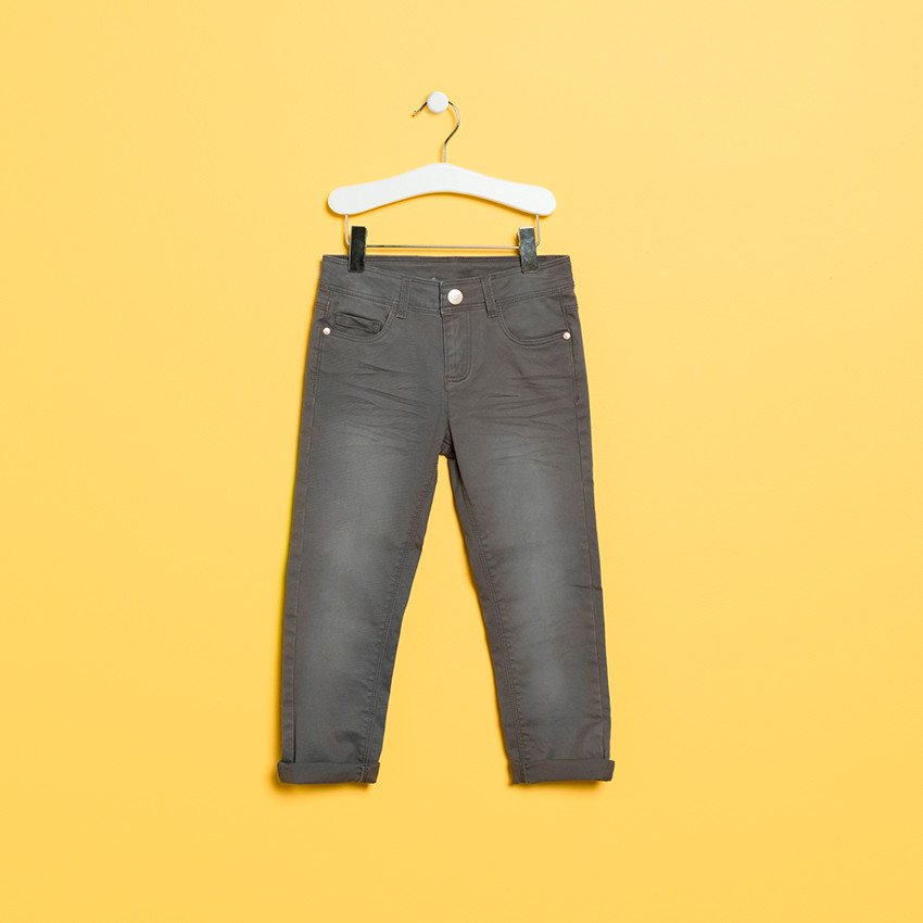 Pantalón de sarga liso con efecto gastado y arrugado  