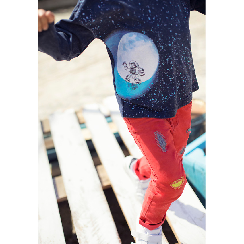 Pantalón rojo con rotos de fantasía 