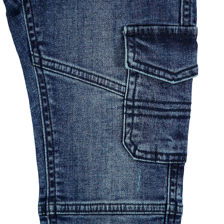 Vaqueros de efecto desgastado y arrugado con amplios bolsillos 