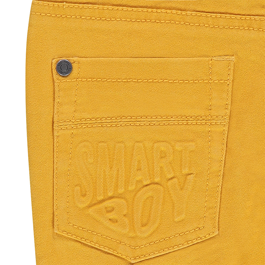 Pantalón con efecto arrugado y bolsillos con inscripción de relieve 