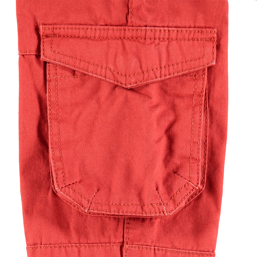 Pantalón cargo de loneta roja con bolsillos de solapa 