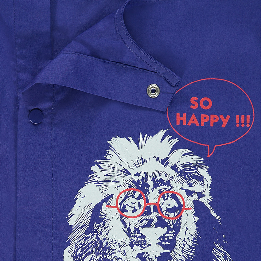 Bata escolar con león estampado 