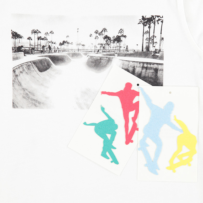 Camiseta de manga larga de punto con mensaje estampado y adhesivos de skate de fantasía 
