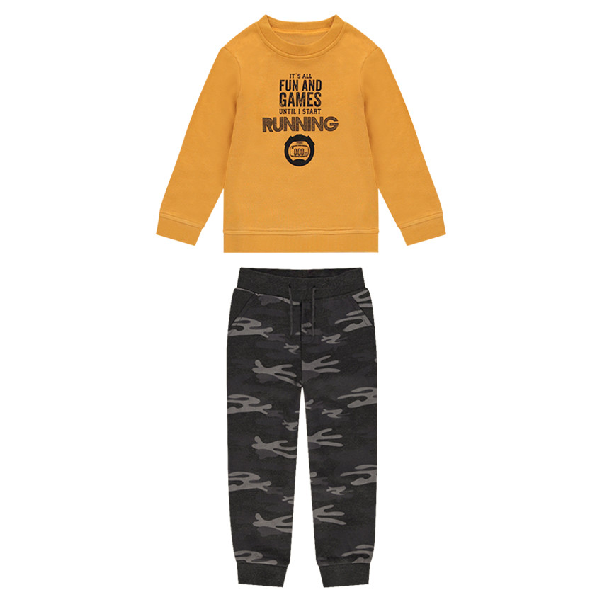 Chándal de felpa color mostaza con pantalón con estampado militar 