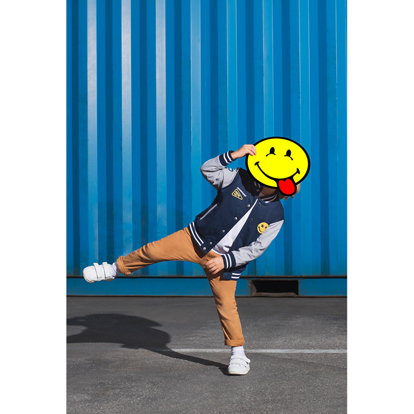 Pantalón con efecto arrugado y bolsillos con inscripción de relieve 