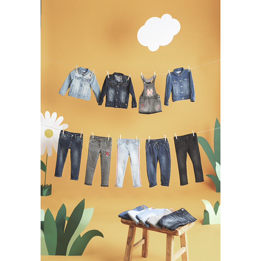 Chaqueta vaquera con efecto desgastado y bolsillos 