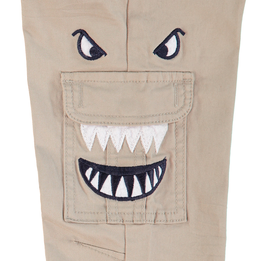 Pantalón de sarga con cinturón extraíble y detalles bordados 