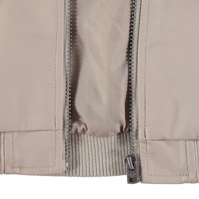 Cazadora de cuero de imitación con bolsillos con cremallera y pespuntes 