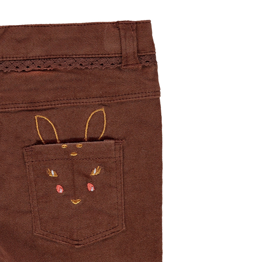 Pantalón slim de terciopelo con cervatillo bordado y ribete de encaje  
