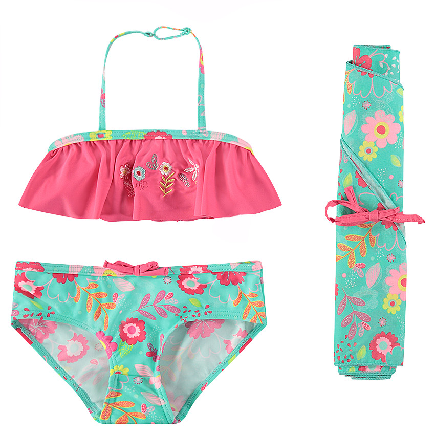 Bikini con volantes en la parte de arriba y pareo a juego 