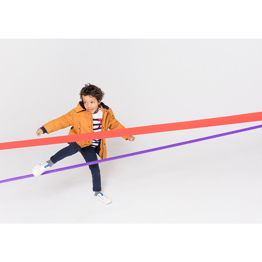 Pantalón con efecto arrugado y bolsillos con inscripción de relieve 