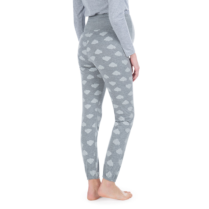 Pantalón homewear de premamá con nubes estampadas all over 