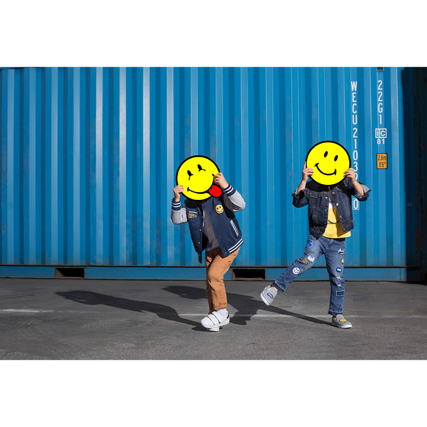 Pantalón con efecto arrugado y bolsillos con inscripción de relieve 