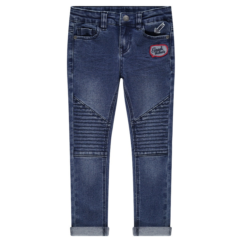 Vaqueros slim con efecto desgastado y arrugado con parche y estampado  