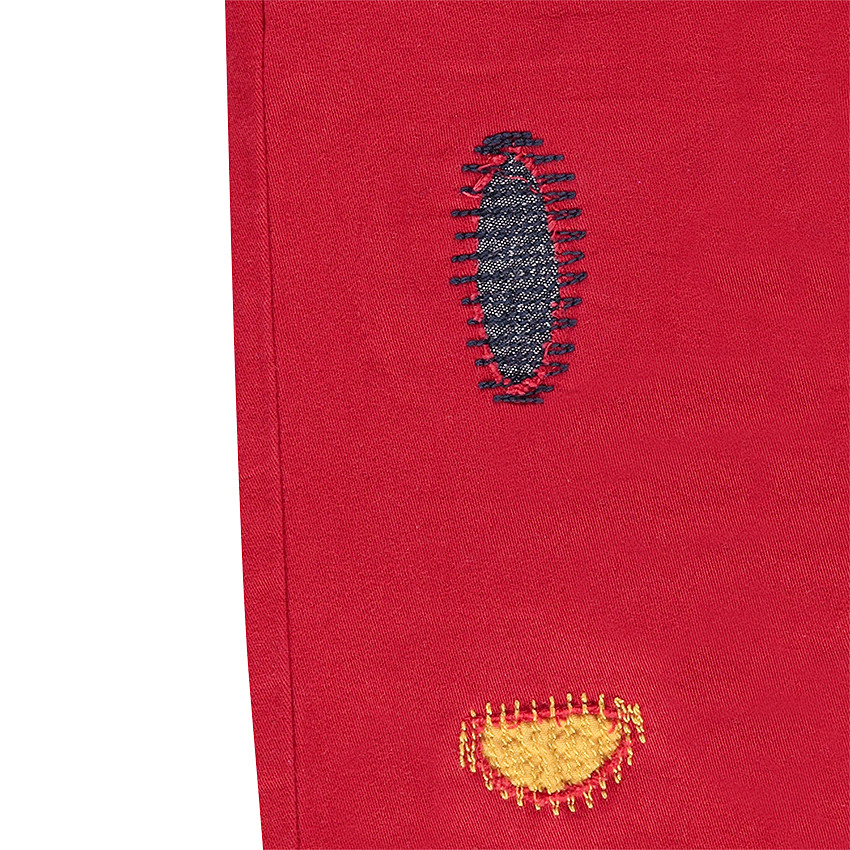 Pantalón rojo con rotos de fantasía 