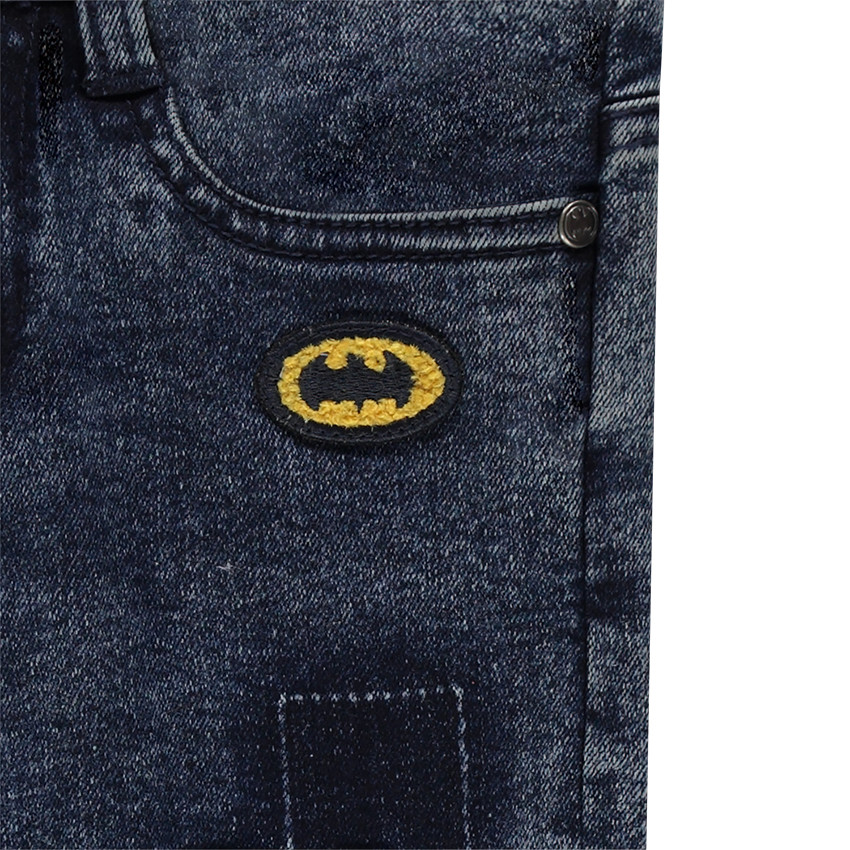 Vaqueros rectos con efecto desgastado y parche ©Warner Batman 