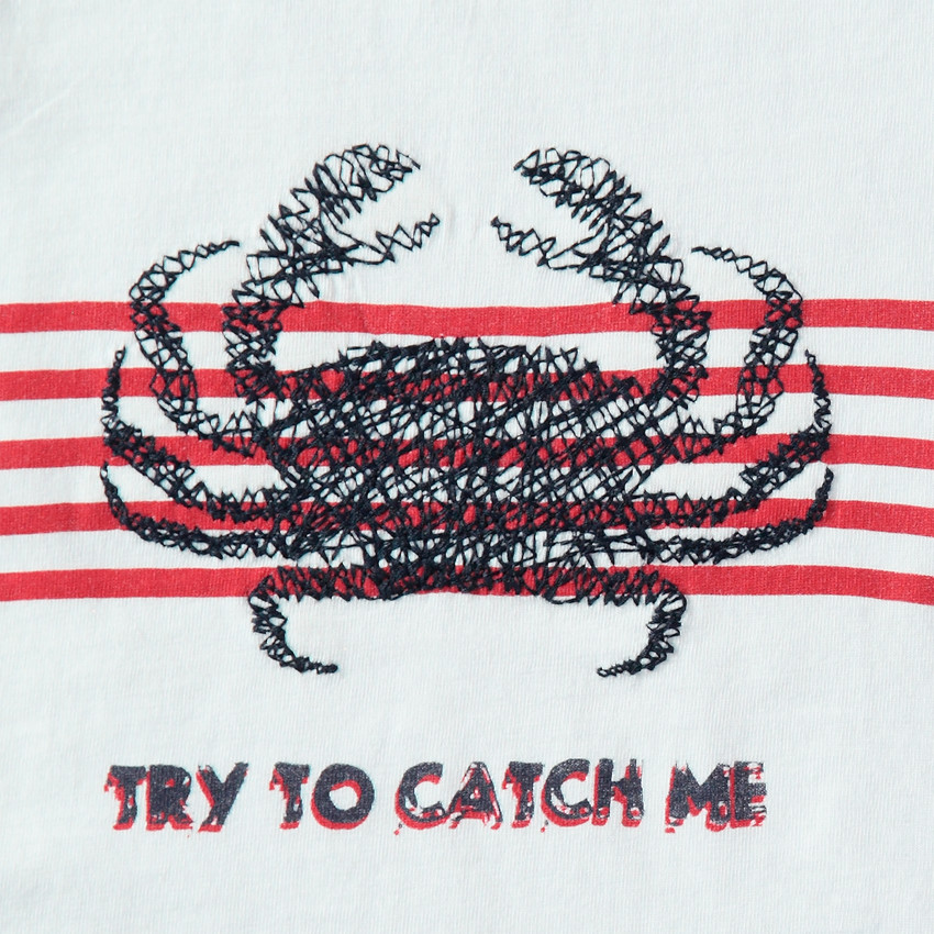 Camiseta de algodón con dibujo de fantasía sobre fondo de rayas 