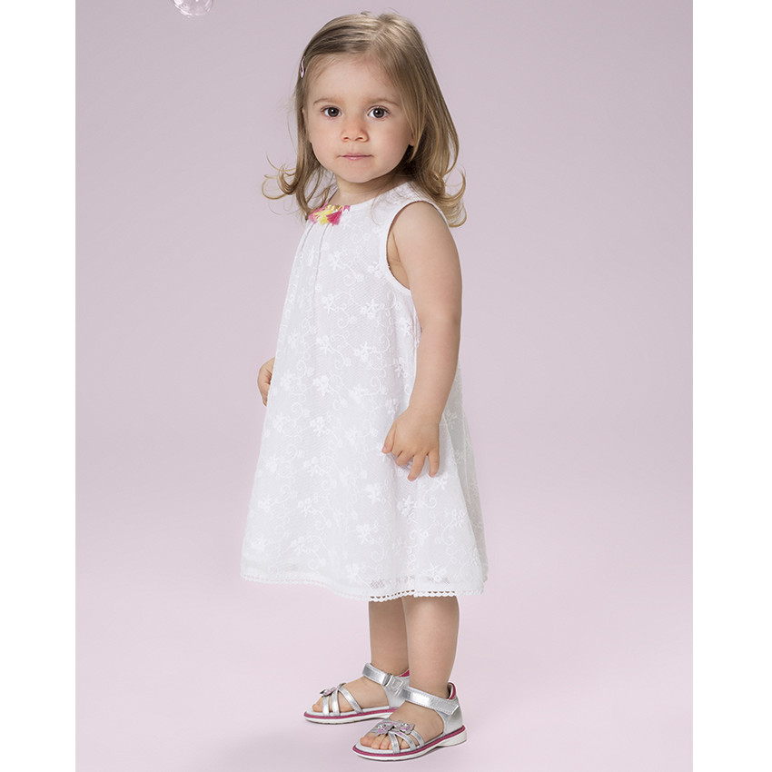 Vestido sin mangas de encaje con bordados y pompones  