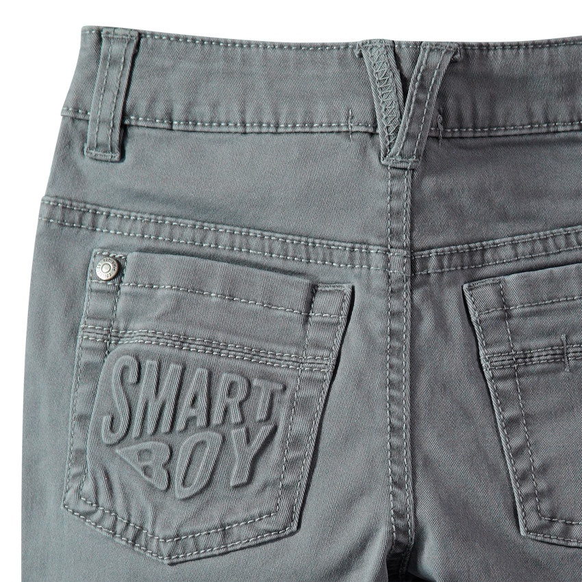 Pantalón de sarga sobreteñida con bolsillo de fantasía en la parte trasera 