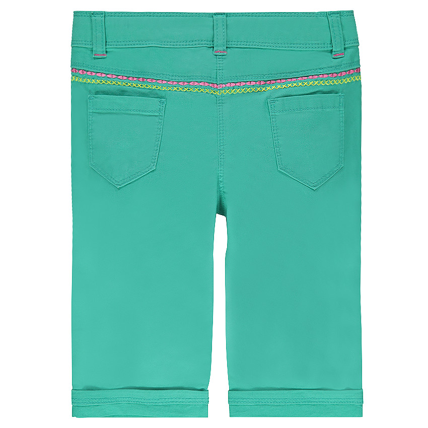 Pantalón pirata de sarga lisa con bordados 