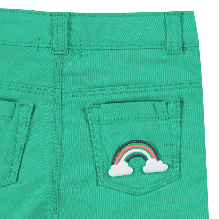 Conjunto de camiseta de manga larga con arcoiris bordado y pantalón verde 