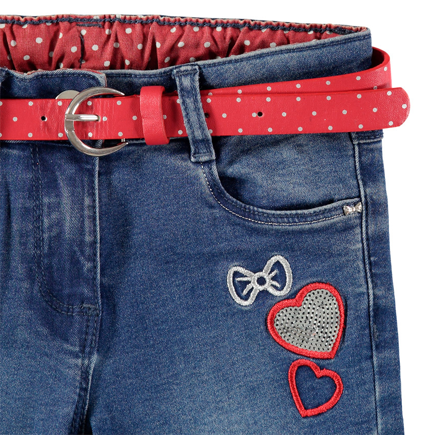 Vaqueros con efecto desgastado y cinturón con lunares desmontable 