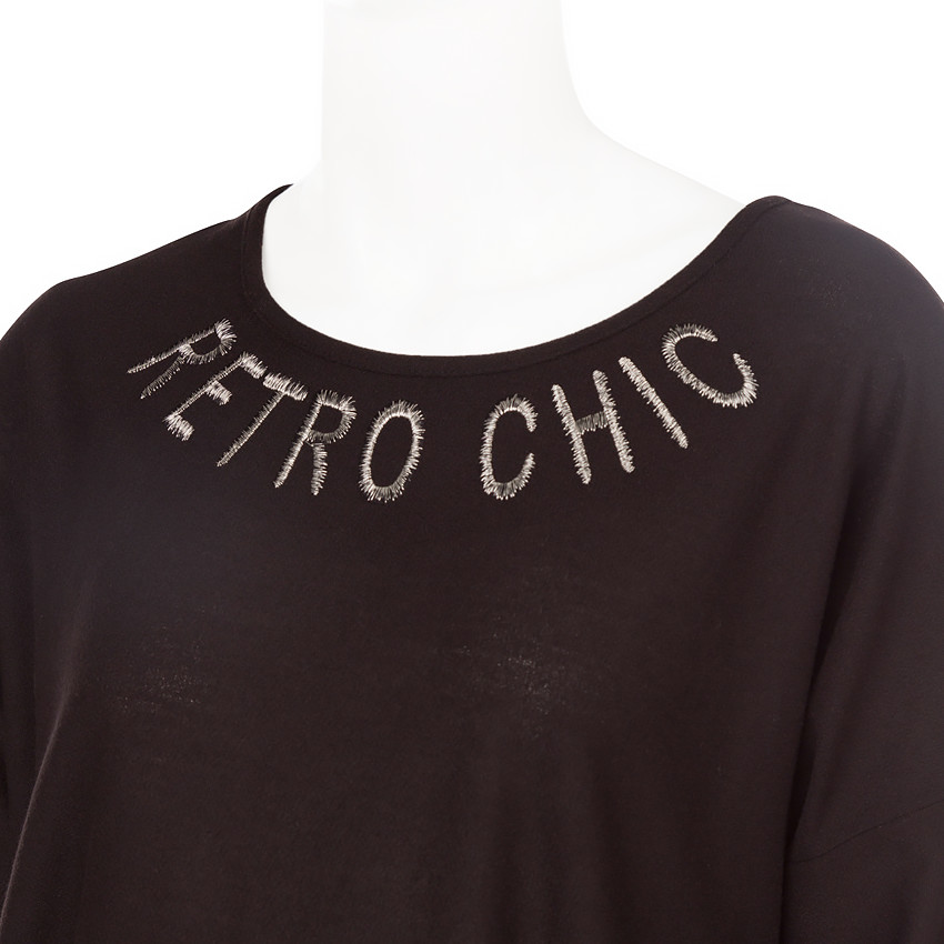 Camiseta de mangas 3/7 de premamá con una inscripción bordada 