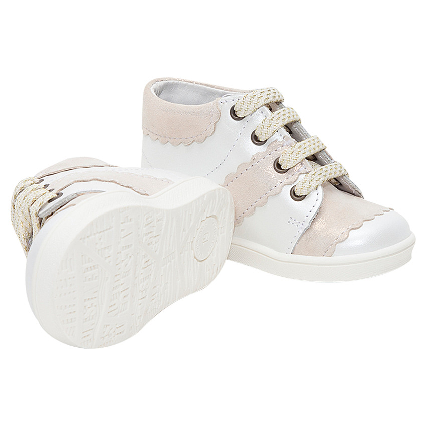 Botines de cuero efecto nacarado con apliques de festón brillantes 