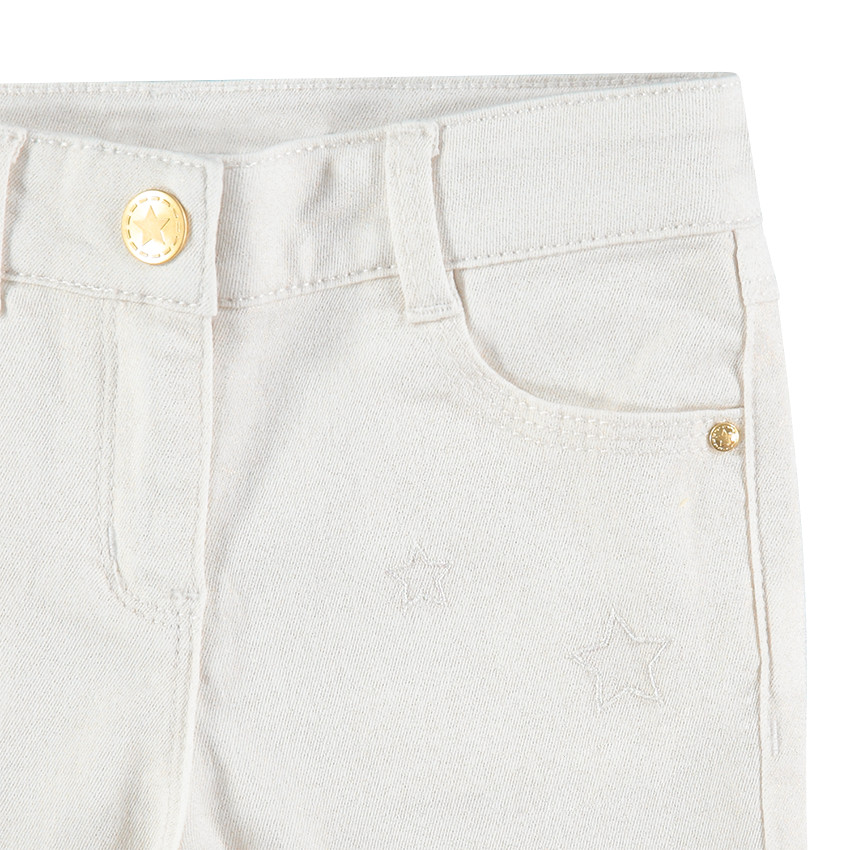 Pantalón de sarga con tratamiento brillante y estrellas bordadas 