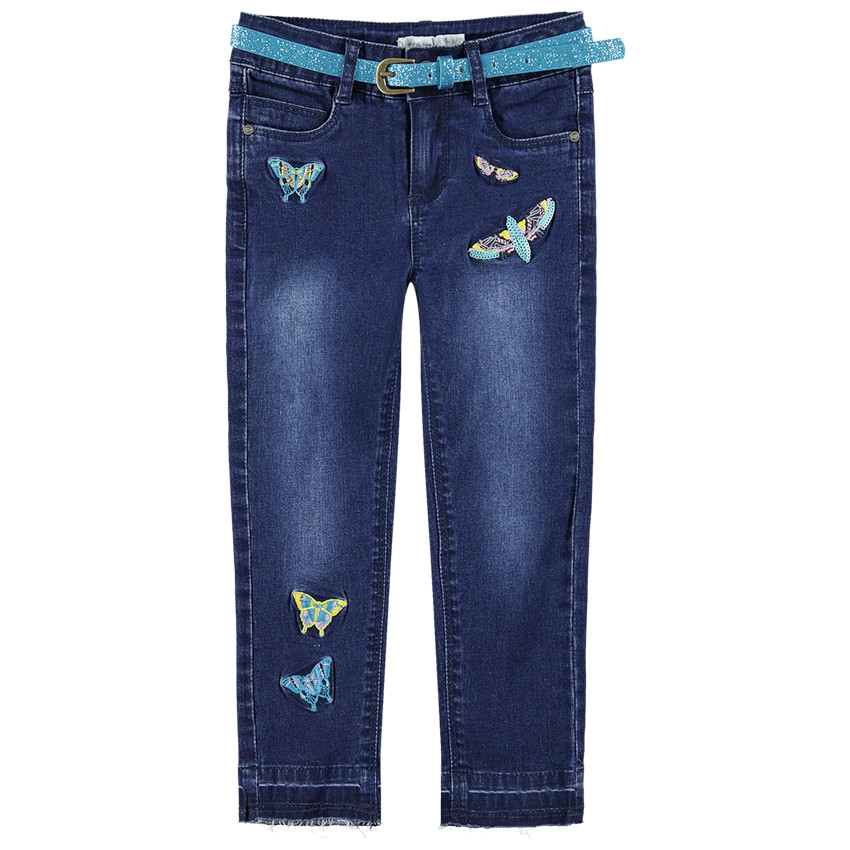 Vaqueros con efecto desgastado y arrugado con mariposas bordadas y cinturón brillante 